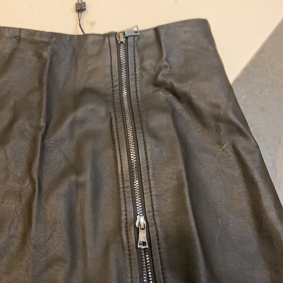 black leather skirt with zippers - Picture 4 of 5